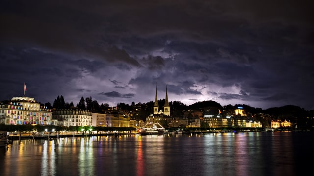 Nächtliches Gewitter über Bern. Nächtliches Gewitter über Bern.