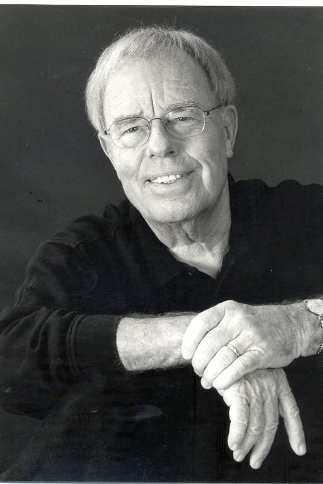Christian Bruhn Schwarzweissfoto mit verschränkten Händen. Christian Bruhn Schwarzweissfoto mit verschränkten Händen.