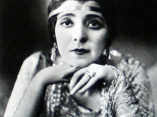Frau mit Stirnband und angesagtem Pagenschnitt. Frau mit Stirnband und angesagtem Pagenschnitt.