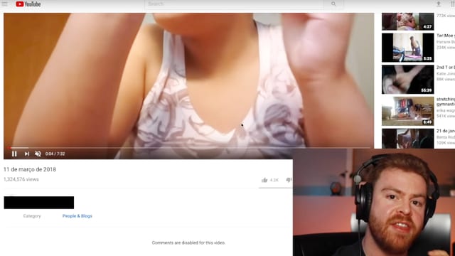 Ein Mann vor einem Video eines Mädchens. Ein Mann vor einem Video eines Mädchens.