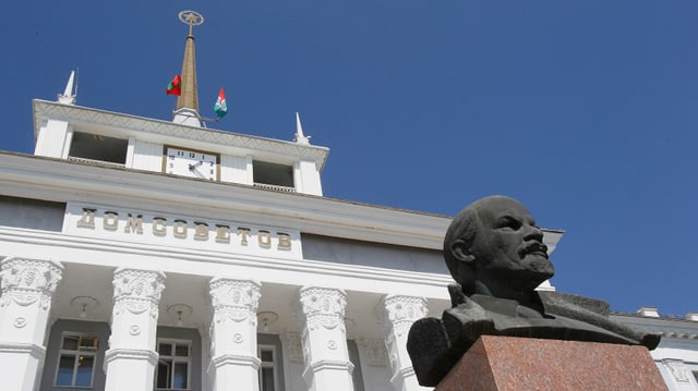 Lenin-Statue vor einem Verwaltungsgebäude der Stadt Tiraspol. Lenin-Statue vor einem Verwaltungsgebäude der Stadt Tiraspol.