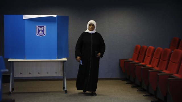 Arabischer Mann in einem Wahllokal. Arabischer Mann in einem Wahllokal.