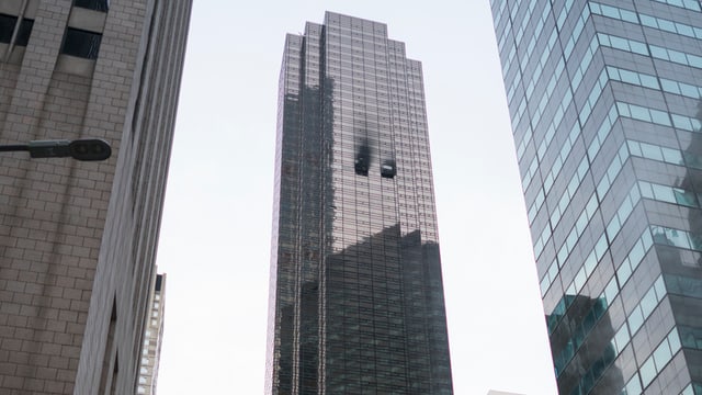 Rauchschwaden an einem Wolkenkratzer Rauchschwaden an einem Wolkenkratzer