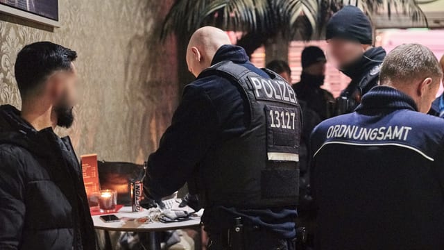 Gasthaus von innen, Polizisten in Uniform. Männer. Gasthaus von innen, Polizisten in Uniform. Männer.