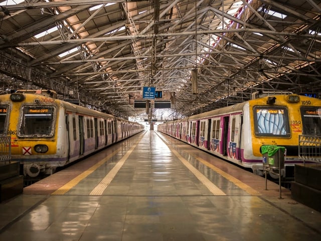 Das menschenleere Perron der Chhatrapati Shivaji Station, früher Victoria Terminus genannt