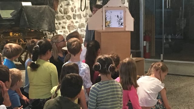 Kinder lauschen im Sitzen einer Geschichte Kinder lauschen im Sitzen einer Geschichte