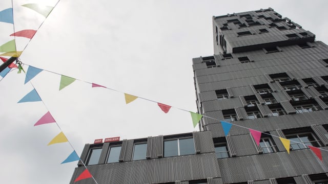 Das Meret Oppenheim Hochhaus als Wächterin über das bunte Treiben auf dem Platz.