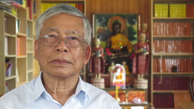 Sinh Tra sitzt in der Bibliothek im Kulturzentrum der Khmer in Kambotscha. Sinh Tra sitzt in der Bibliothek im Kulturzentrum der Khmer in Kambotscha.