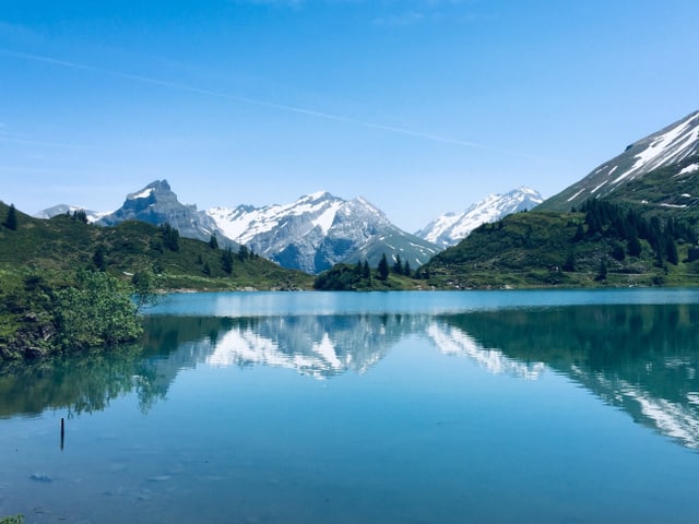 Der See in Türkis, der Himmel in blau