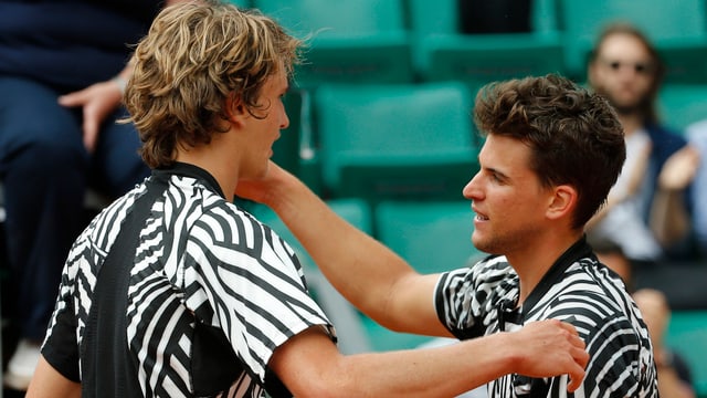 Alexander Zverev (l.) gratuliert Dominic Thiem zum Sieg. Alexander Zverev (l.) gratuliert Dominic Thiem zum Sieg.