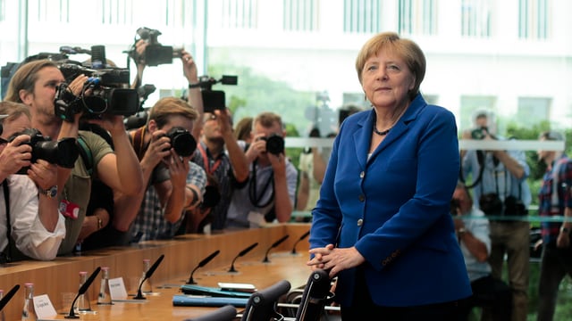 La chanzeliera tudestga, Angela Merkel, curt avant la conferenza da pressa La chanzeliera tudestga, Angela Merkel, curt avant la conferenza da pressa