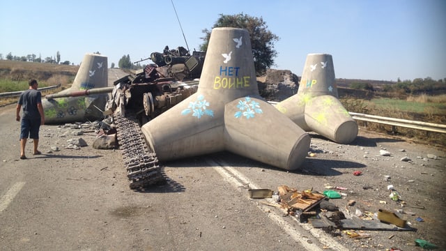 «Kein Krieg» und «Frieden» stehen auf den Panzersperren bei Mariupol. «Kein Krieg» und «Frieden» stehen auf den Panzersperren bei Mariupol.
