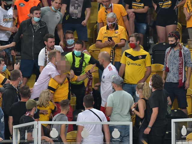 Toni Leistner attackiert auf der Tribüne einen Fan. Toni Leistner attackiert auf der Tribüne einen Fan.