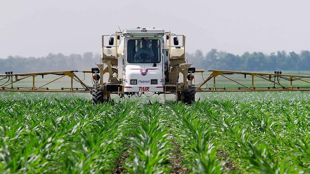 Traktor versprüht Unkrautvernichter Traktor versprüht Unkrautvernichter