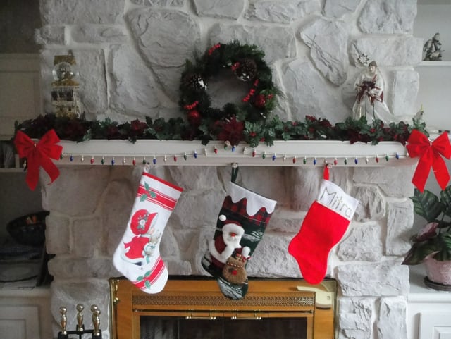 Weihnachtsstrümpfe über dem Kamin