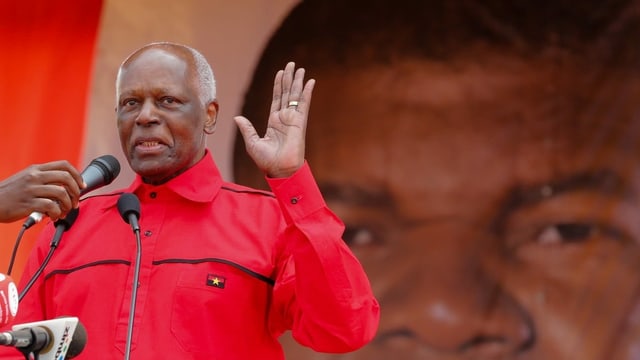 José Eduardo dos Santos in rotem Hemd vor Mikrofon. José Eduardo dos Santos in rotem Hemd vor Mikrofon.