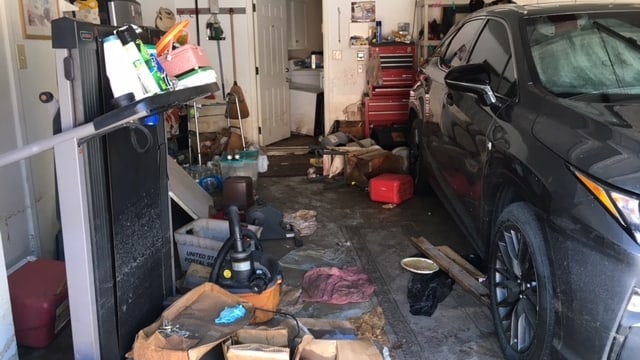 Eine überflutete Garage. Eine überflutete Garage.