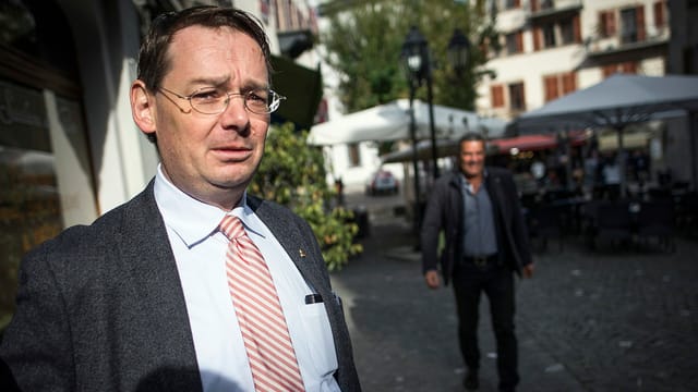 Franz Ruppen schaut besorgt in die Kamera, im Hintergrund Oskar Freysinger. Franz Ruppen schaut besorgt in die Kamera, im Hintergrund Oskar Freysinger.