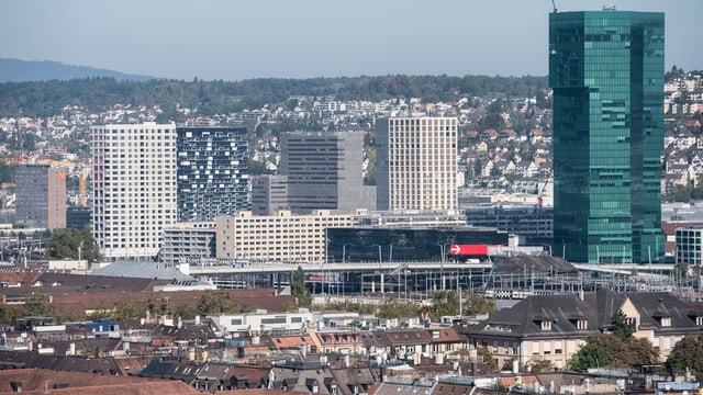 Der Prime Tower in Zürich. Rund um den Turm sind viele Gebäude. Der Prime Tower in Zürich. Rund um den Turm sind viele Gebäude.