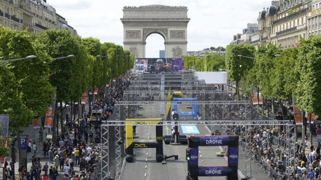 Paris, Triumphbogen, davor der Parcour der DCL. Paris, Triumphbogen, davor der Parcour der DCL.