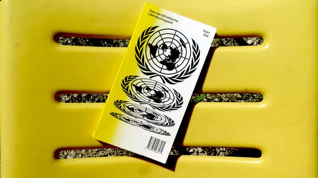 Das Narr Magazinliegt auf einem Plastikstuhl. Das Narr Magazinliegt auf einem Plastikstuhl.