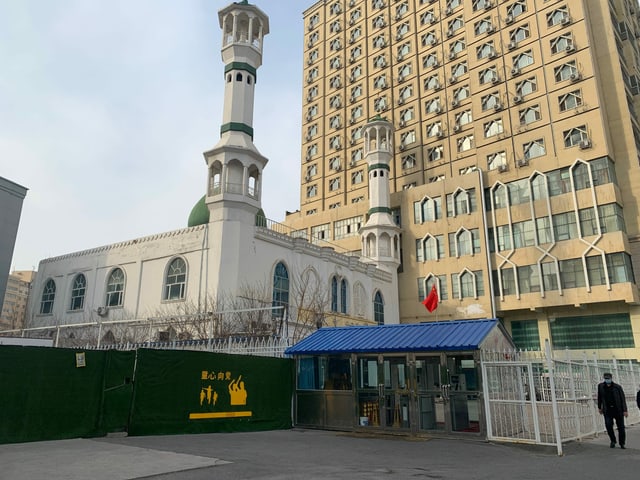 Moschee mit zwei Minaretten, im Hintergrund Hochhaus
