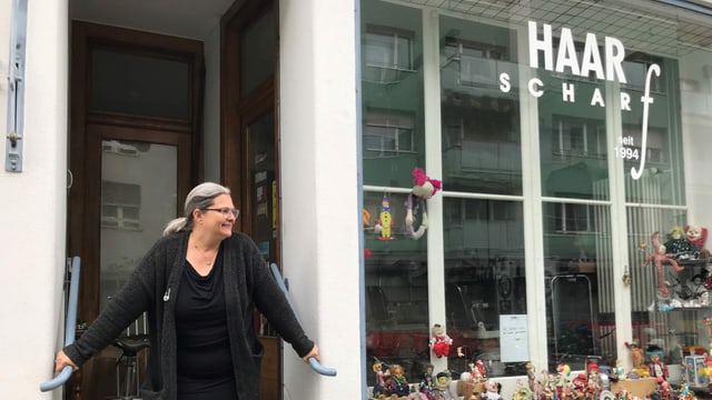 Salomé Luisier vor ihrem Coiffeursalon Salomé Luisier vor ihrem Coiffeursalon