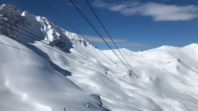 La pendiculara che collia il territori da skis da Lai cun quel d'Arosa. La pendiculara che collia il territori da skis da Lai cun quel d'Arosa.
