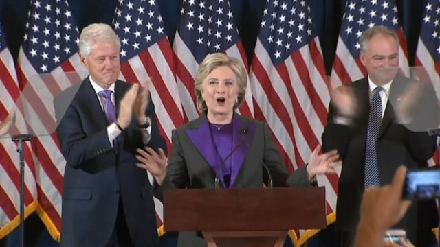 Hillary Clinton am Rednerpult, daneben Bill Clinton und Tim Kaine. Hillary Clinton am Rednerpult, daneben Bill Clinton und Tim Kaine.