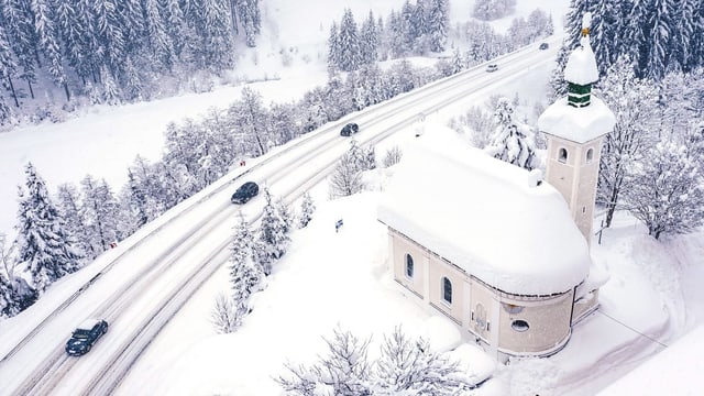 Schneebedeckte Strasse Schneebedeckte Strasse