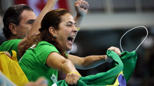 Brasilianische Fans feuern ihre Lieblinge an Brasilianische Fans feuern ihre Lieblinge an