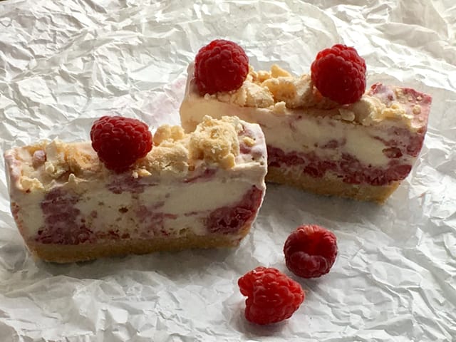 Erbeeren liegen auf einem Meringues-Törtchen. Erbeeren liegen auf einem Meringues-Törtchen.
