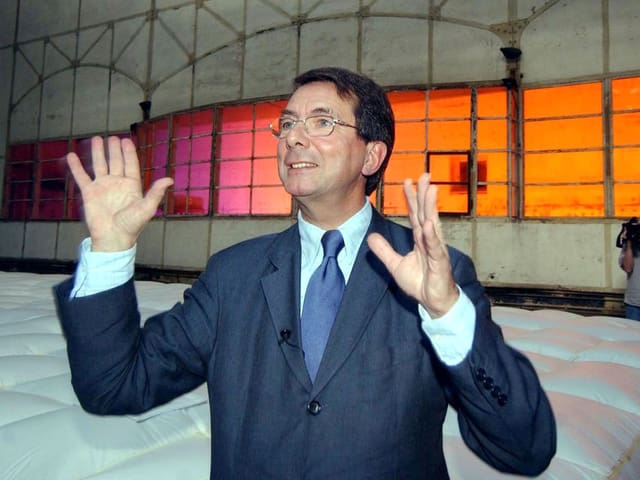 Gerard Mortier 2003 in Bochum im Bühnenbild der «Zauberflöte». Gerard Mortier 2003 in Bochum im Bühnenbild der «Zauberflöte».