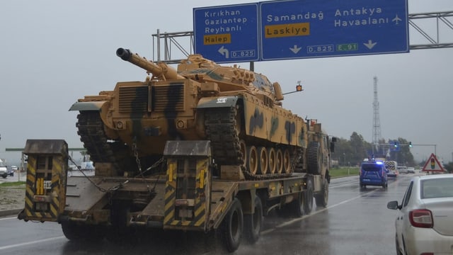Panzer auf einem Lastwagen. Panzer auf einem Lastwagen.