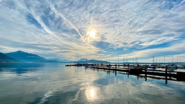 Viele hohe Wolkenfelder am Himmel, die Sonne scheint nur milchig durch. Viele hohe Wolkenfelder am Himmel, die Sonne scheint nur milchig durch.