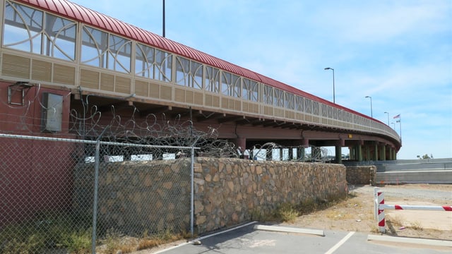 Brücke über eine Grenze und Stahlzaun. Brücke über eine Grenze und Stahlzaun.