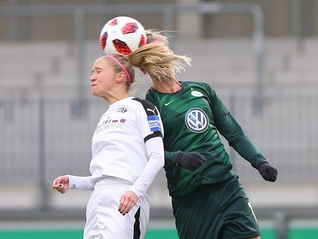 Kopfballduell im Frauenfussball
