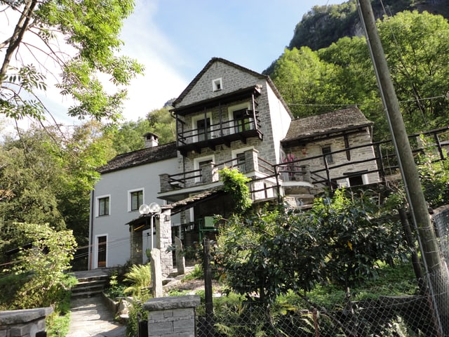 Blick auf das um- und ausgebaute Rustico von Kathrin Rüegg in Gerra, Verzasca. Blick auf das um- und ausgebaute Rustico von Kathrin Rüegg in Gerra, Verzasca.