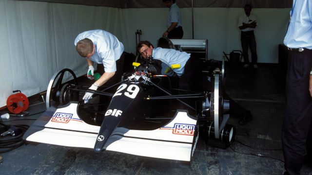 Sauber-Mechaniker kümmern sich um den Boliden von Karl Wendlinger Sauber-Mechaniker kümmern sich um den Boliden von Karl Wendlinger