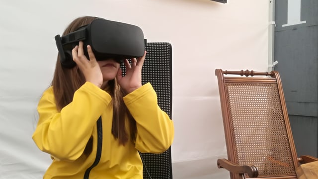 Mädchen mit VR-Brille Mädchen mit VR-Brille