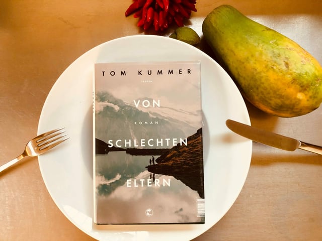 Tom Kummers Roman «Von schlechten Eltern» steht auf dem Asphalt und wird von Autoscheinwerfern angeleuchtet. Tom Kummers Roman «Von schlechten Eltern» steht auf dem Asphalt und wird von Autoscheinwerfern angeleuchtet.