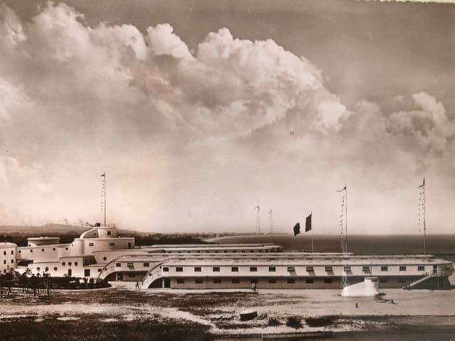Ferienlager, für das wohl ausgediente Schiffe zu Schlafstätten umgebaut wurden. 