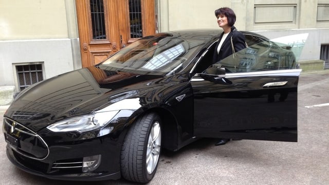 Leuthard steigt in Tesla. Leuthard steigt in Tesla.