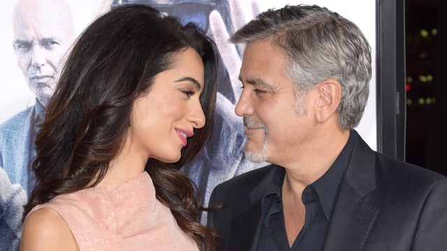 Amal und George Clooney schauen sich verliebt in die Augen. Amal und George Clooney schauen sich verliebt in die Augen.