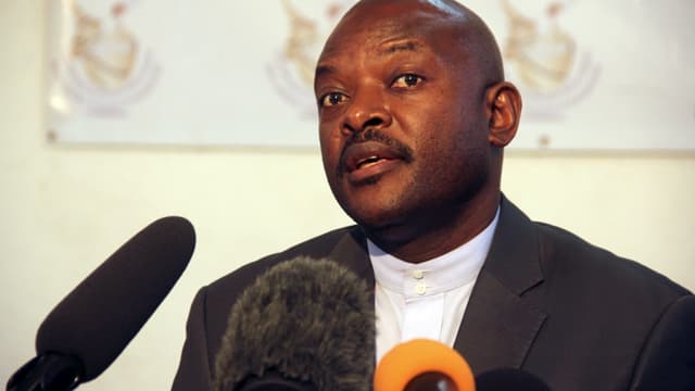 Präsident Pierre Nkurunziza vor zwei Mikrofonen Präsident Pierre Nkurunziza vor zwei Mikrofonen