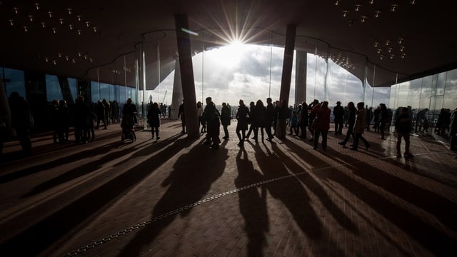 Silhouetten von Menschen vor einem Sonnenuntergang. Silhouetten von Menschen vor einem Sonnenuntergang.