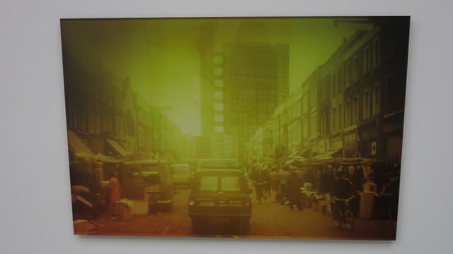 Ein Bild mit viel Gelbstich zeigt Architektur aus London. Ein Bild mit viel Gelbstich zeigt Architektur aus London.