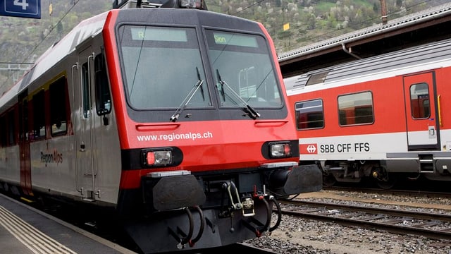 Je ein Zug von Regionalps und der SBB im Bahnhof Brig Je ein Zug von Regionalps und der SBB im Bahnhof Brig