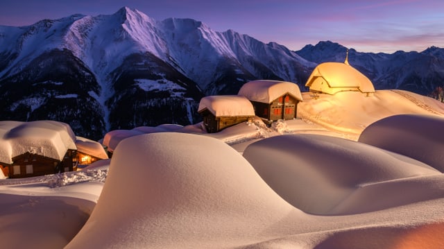 Tief verschneite Häuser und eine Kapelle auf der Bettmeralp. Tief verschneite Häuser und eine Kapelle auf der Bettmeralp.