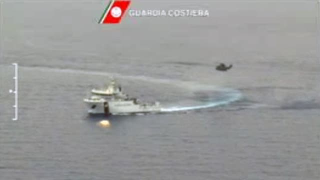 Boot der italienischen Küstenwache und Hubschrauber
